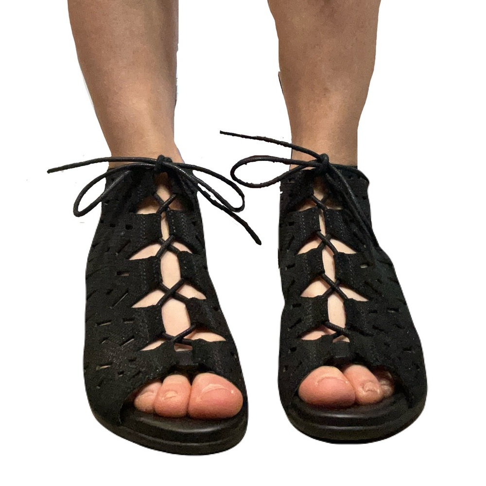 Earth Daylily Black Wedge Sandals with Cutout Design - Picture 4 of 10